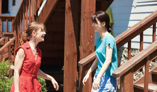 <strong>MOVIE｜『3人のアンヌ』</strong>　イザベル・ユペール（左）とチョン・ユミ