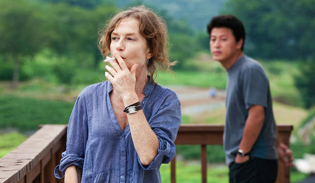 <strong>MOVIE｜『3人のアンヌ』</strong>　イザベル・ユペール（左）とクォン・ヘヒョ