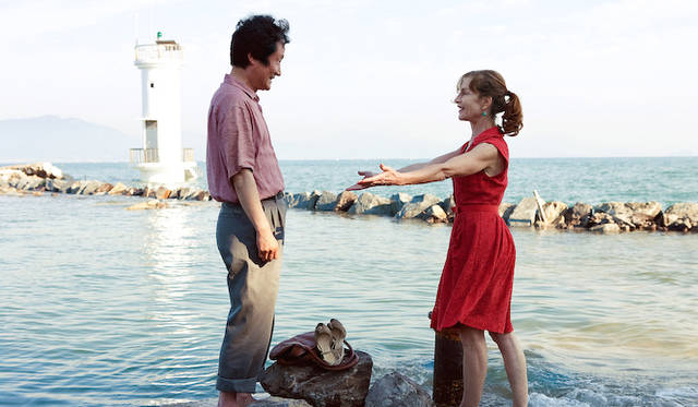 <strong>MOVIE｜『3人のアンヌ』</strong>　イザベル・ユペール（右）とムン・ソングン