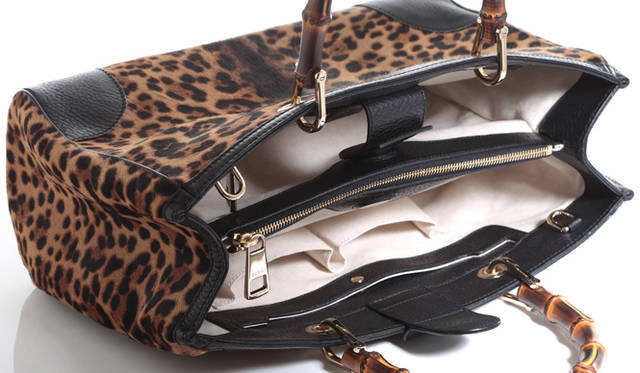 <strong>GUCCI｜グッチ</strong>　マチが広く大容量で、ポケットは大小合わせて4つ。さらに中央の仕切り部分もファスナー付きの大きなポケットになっているなど、抜群の機能性も魅力のひとつ。