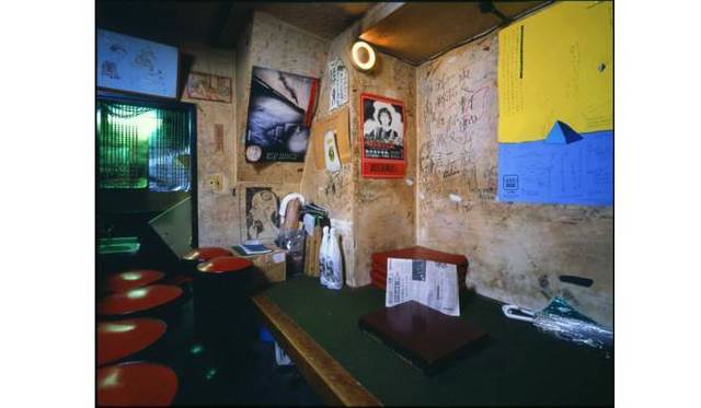 <strong>ART｜東京国立近代美術館のコレクションを中心に構成する『都市の無意識』展</strong>　高梨豊　《「都市のテキスト 新宿」より　ゴールデン街　まえだ》　1982年