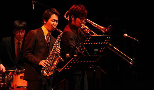 5月22日の記者会見では、「グッチ タイムピーシズ ＆ ジュエリー日本音楽基金」に選ばれた国立音楽大学の中山拓海（左）と笹栗良太（右）、そしてアンバサダーのJUJUが一緒にライブをおこなった