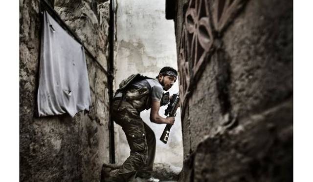 <strong>ART｜『WORLD PRESS PHOTO 13　世界報道写真展2013』を東京都写真美術館で開催</strong><br />スポットニュースの部　組写真2位<br />ファビオ・ブッチャレッリ（イタリア）　AFP通信<br />スレマインハラビ地区での政府軍との戦闘で、配置につく自由シリア軍の戦闘員。