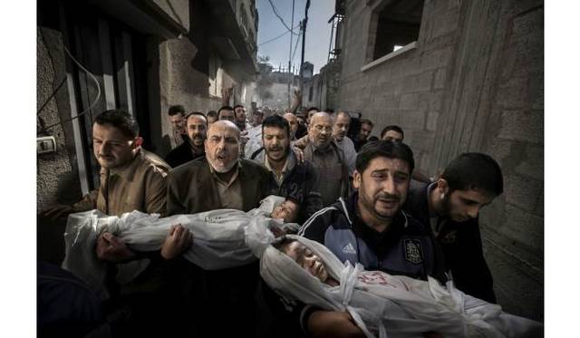 <strong>ART｜『WORLD PRESS PHOTO 13　世界報道写真展2013』を東京都写真美術館で開催</strong><br />世界報道写真大賞<br />ポール・ハンセン（スウェーデン）　ダーゲンス・ニュヘテル紙　パレスチナ自治区ガザ（＝11月20日）<br />パレスチナ自治区ガザで、ミサイル攻撃によって死亡した子どもの遺体を抱きかかえ、モスクへ向かう人びと。