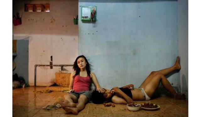 <strong>ART｜『WORLD PRESS PHOTO 13　世界報道写真展2013』を東京都写真美術館で開催</strong><br />「現代社会の問題」の部組写真1位<br />マイカ・エラン（ベトナム）　モスト　ベトナム、ダナン（＝6月22日） 「ピンクの選択」<br />テレビを見ながらくつろぐファン・ティ・トゥイ・ヴィとダン・ティ・ビッ・バイ。ベトナムでは共産党政府が同性婚を認める方針を打ち出している。