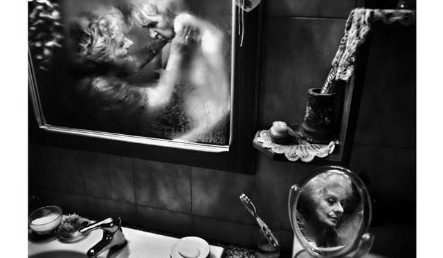 <strong>ART｜『WORLD PRESS PHOTO 13　世界報道写真展2013』を東京都写真美術館で開催</strong><br />日常生活の部　組写真1位<br />ファウスト・ポダヴィーニ（イタリア）　イタリア、ローマ（＝6月1日） 「ミレッラ」<br />認知症の夫と暮らし、献身的に介護を続けたミレッラ。 