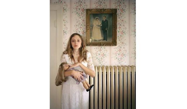 <strong>ART｜『WORLD PRESS PHOTO 13　世界報道写真展2013』を東京都写真美術館で開催</strong><br />観察肖像の部　単写真3位<br />イロナ・シュワルツ（ポーランド）　リダックスピクチャーズ　アメリカ、マサチューセッツ州ボストン（＝ 2月19日）「カイラ」<br />自分と瓜二つにカスタマイズした人形「アメリカン・ガール」を抱いて、祖先の肖像画の前に立つカイラ。