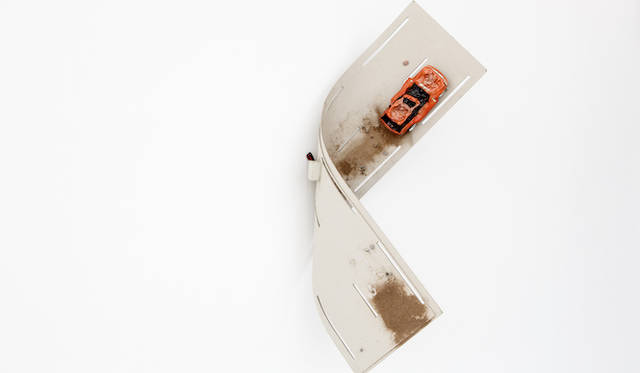 ©Louis Vuitton / Jérémie Souteyrat<br />Courtesy of Espace Louis Vuitton Tokyo<br /><br />Trashcar on bent motorway, 2008 / 09<br />ハイウェイでの事故をテーマにした作品。道路である曲がったハイウェイは2003年の彫刻作品『Autobahn（アウトバーン）』から、焼けたプラスチックのクルマは2008年にテュー・グリーンフォートと共同でおこなった『車殺しのハプニング』から