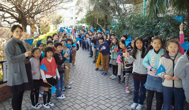 <strong>NEWS｜「セイラーズ フォー ザ シー」</strong>　ロックフェラー夫妻を歓迎する横浜市立白幡小学校の生徒たち