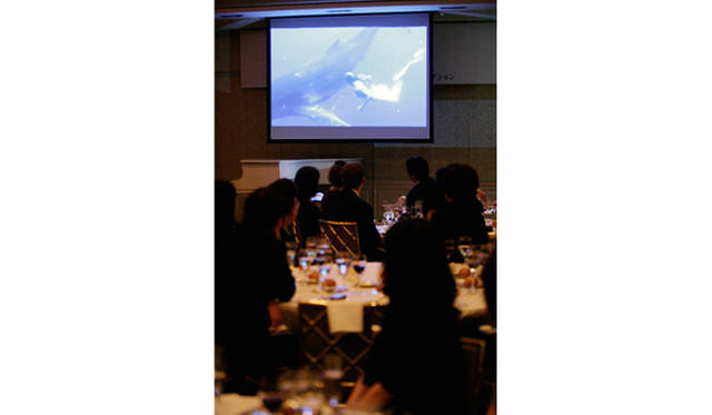 <strong>NEWS｜「セイラーズ フォー ザ シー」</strong>　チャリティレセプションでは、スーザン・ロックフェラー氏が制作したドキュメンタリー映画「ミッション・オブ・マーメイド」が上映された