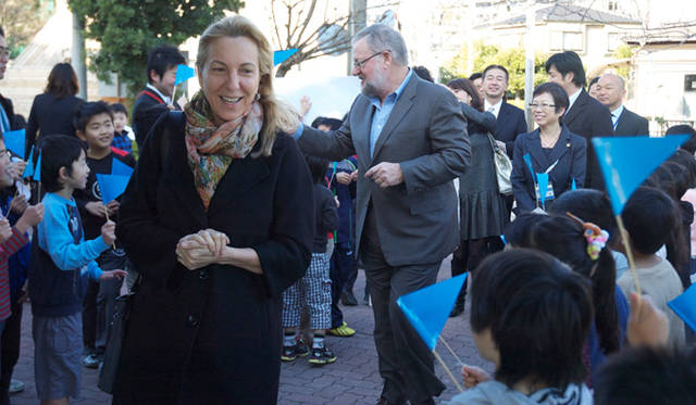 <strong>NEWS｜「セイラーズ フォー ザ シー」</strong>　横浜市立白幡小学校の生徒たちから歓迎を受けるロックフェラー夫妻