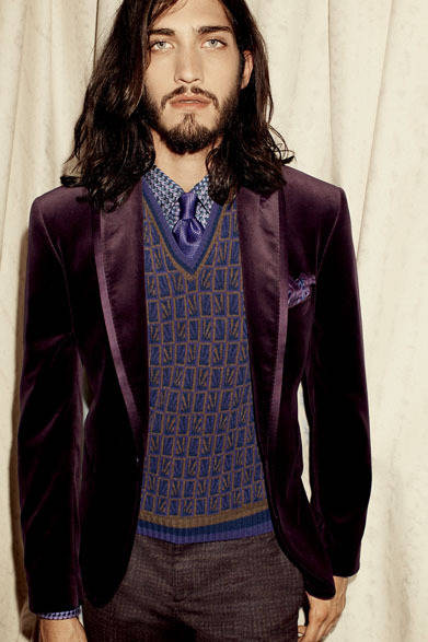 <strong>ETRO｜エトロ</strong>　2013年秋冬プレコレクション　ジャケット19万9500円、シャツ4万8300円、ニット4万8300円、パンツ8万7150円、ネクタイ1万9950円、チーフ1万6800円