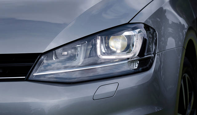 ハイラインではバイキセノンヘッドライトパッケージ（LEDポジショニングランプ付）が設定できる（10万5,000円）