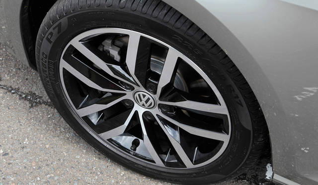 今回撮影車両に装着されていたホイールは「DCCパッケージ（アダクティブシャシーコントロール“DCC”）」を選択時に装着される（14万7,000円）