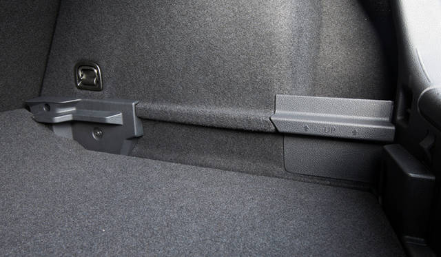 ラゲッジスペースの床面の高さを、二段階に調整することが可能 