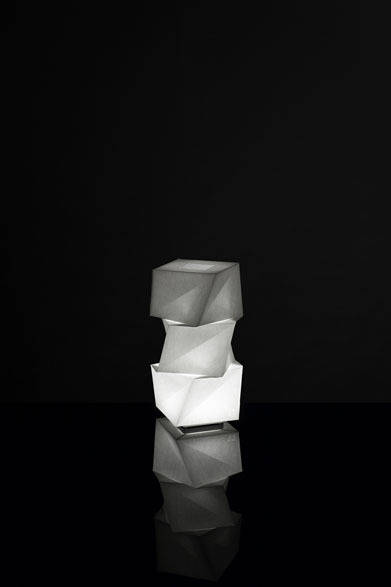 <strong>ISSEY MIYAKE｜イッセイ ミヤケ</strong>　「陰翳 IN-EI ISSEY MIYAKE」　「MOGURA mini」6万900円 Photo by Hiroshi Iwasaki © Miyake Design Studio 2012