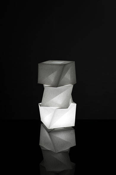 <strong>ISSEY MIYAKE｜イッセイ ミヤケ</strong>　「陰翳 IN-EI ISSEY MIYAKE」　「MOGURA」7万1400円 Photo by Hiroshi Iwasaki © Miyake Design Studio 2012