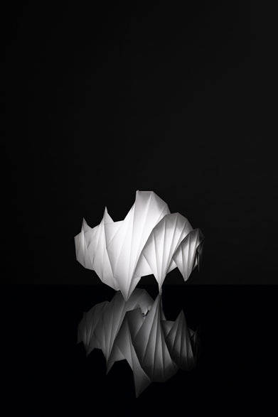 <strong>ISSEY MIYAKE｜イッセイ ミヤケ</strong>　「陰翳 IN-EI ISSEY MIYAKE」　「MENDORI」9万2400円 Photo by Hiroshi Iwasaki © Miyake Design Studio 2012