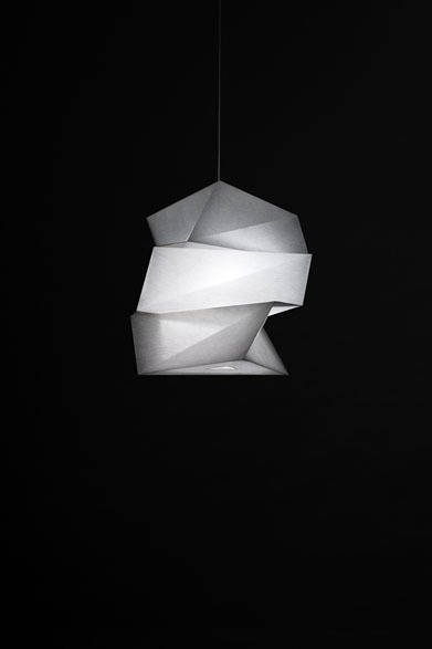 <strong>ISSEY MIYAKE｜イッセイ ミヤケ</strong>　「陰翳 IN-EI ISSEY MIYAKE」　「KATATSUMURI」6万900円 Photo by Hiroshi Iwasaki © Miyake Design Studio 2012