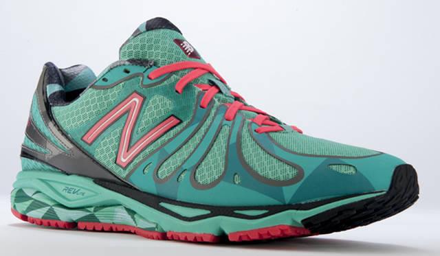 日本で大事にされているシンボルのひとつ、折り鶴がデザインされてる「M/W890 TOKYO」。1万500円（ニューバランス）