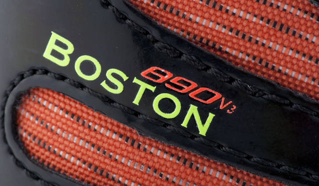 「M990」同様、「ポール・リビアの真夜中の騎行」をモチーフにデザインされた「M/W890 BOSTON」。1万500円（ニューバランス）