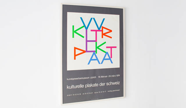 <strong>BUILDING｜ビルディング</strong>　「Max Bill lithograph poster fair」　1974年にスイス・チューリッヒで開催された「スイスの文化的ポスター展」のためにマックス・ビルがデザインしたポスター。木製フレーム付き