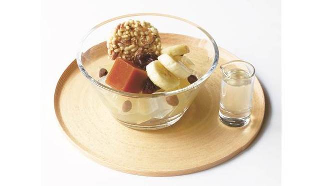 <strong>EAT｜10周年を迎えたTORAYA CAFÉ</strong>　10周年新メニュー「キャラメルバナナあんみつ」　840円