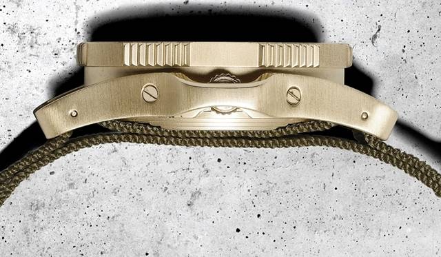 <strong>GIVENCHY BY RICCARDO TISCI｜リカルド・ティッシが手がけた初のウォッチが誕生</strong>　ゴールド　