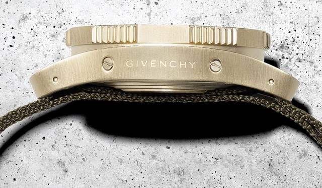 <strong>GIVENCHY BY RICCARDO TISCI｜リカルド・ティッシが手がけた初のウォッチが誕生</strong>　ゴールド　