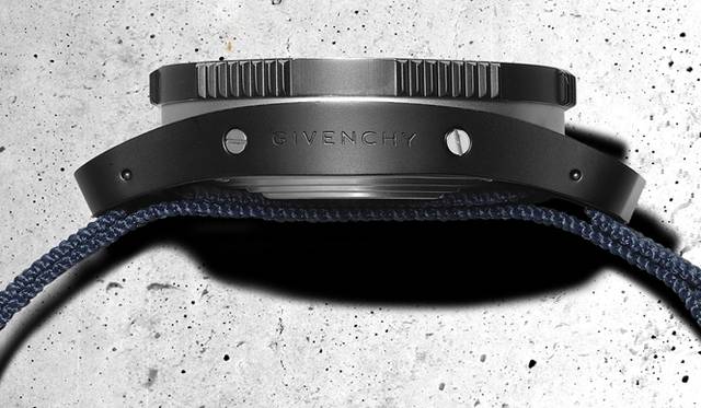 <strong>GIVENCHY BY RICCARDO TISCI｜リカルド・ティッシが手がけた初のウォッチが誕生</strong>　ブルー