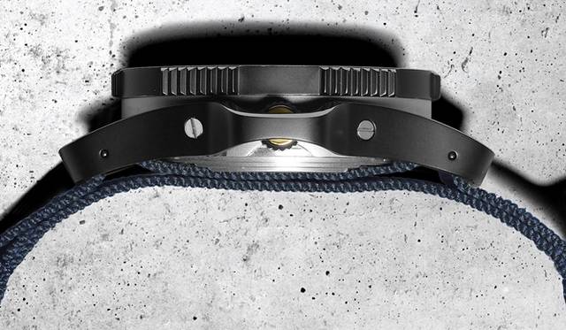 <strong>GIVENCHY BY RICCARDO TISCI｜リカルド・ティッシが手がけた初のウォッチが誕生</strong>　ブルー