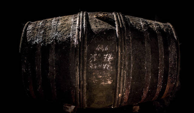 <strong>LOUIS XIII｜ルイ13世</strong>　「ルイ13世 レア・カスク42.6」　100年を超える樽は「ティエルソン」と呼ばれ、これはメゾンが抱える樽職人の技術の証し。その樽で、ルイ13世はセラーの暗闇の中、100年ものあいだ大切に寝かされる