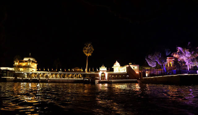 <strong>LOUIS XIII｜ルイ13世</strong>　「ルイ13世 レア・カスク42.6」　ガラディナーの会場となった宮殿「ジャグ・マンディール（Jag Mandir Island）」