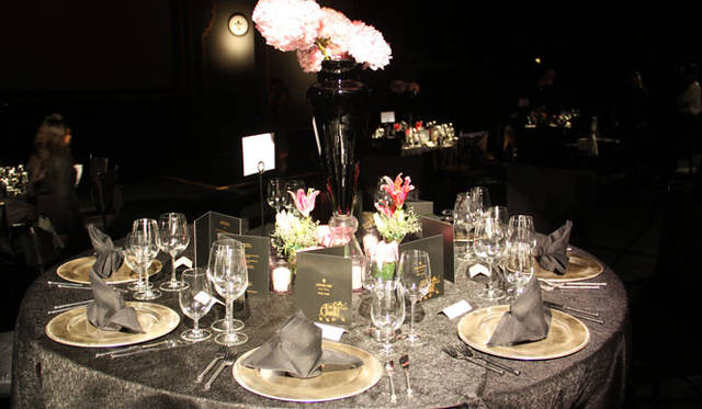 <strong>LOUIS XIII｜ルイ13世</strong>　「ルイ13世 レア・カスク42.6」　「ルイ13世 レア・カスク42.6」の黒のクリスタル・デキャンタに合わせて、テーブルセッティングは黒が基調