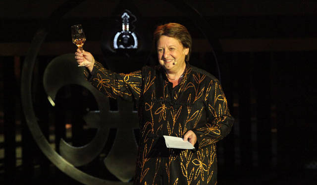 <strong>LOUIS XIII｜ルイ13世</strong>　「ルイ13世 レア・カスク42.6」　ガラディナーで「ルイ13世 レア・カスク42.6」を発表するマダム・トリシェ