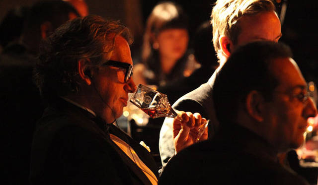 <strong>LOUIS XIII｜ルイ13世</strong>　「ルイ13世 レア・カスク42.6」　ゲストに「ルイ13世 レア・カスク42.6」が配られる