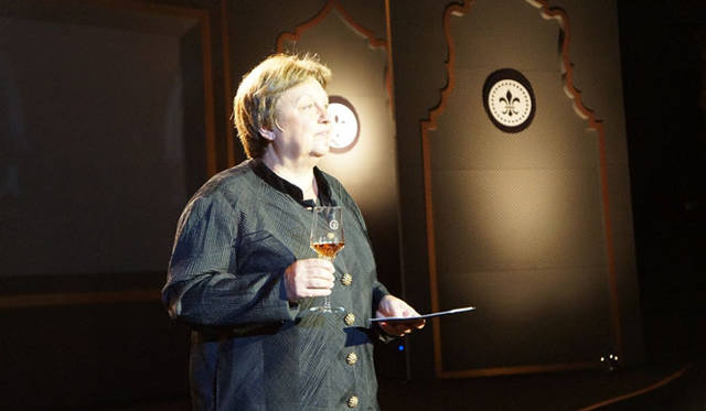 <strong>LOUIS XIII｜ルイ13世</strong>　「ルイ13世 レア・カスク42.6」　「ルイ13世 レア・カスク42.6」の香りの楽しみ方を説明するマダム・トリシェ