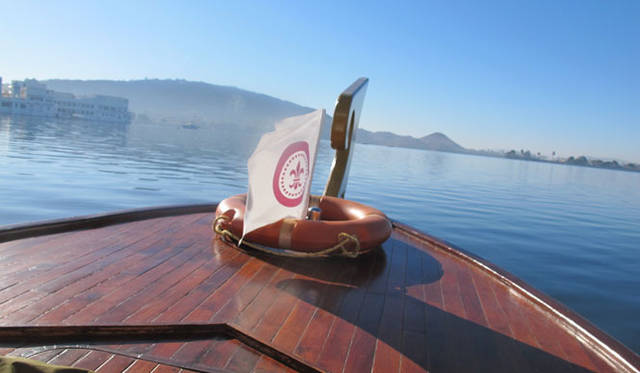 <strong>LOUIS XIII｜ルイ13世<</strong>　「ルイ13世 レア・カスク42.6」プレスツアー　ルイ13世の紋章入りの旗が舳先でひらめく舟に乗って