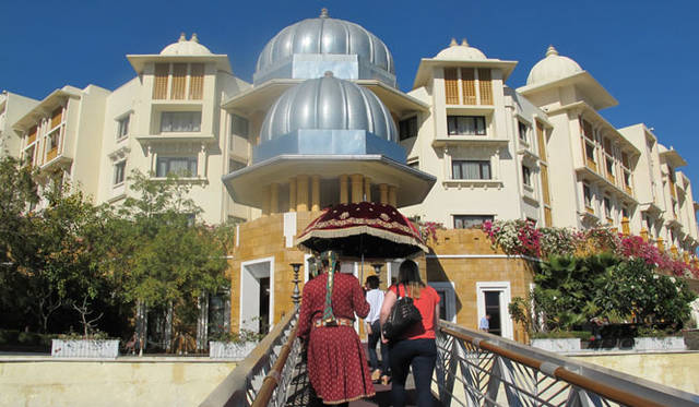 <strong>LOUIS XIII｜ルイ13世<</strong>　「ルイ13世 レア・カスク42.6」プレスツアー　ラジャスタン民族歌手の音楽と花シャワーで歓迎