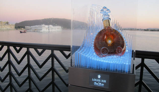 <strong>LOUIS XIII｜ルイ13世<</strong>　「ルイ13世 レア・カスク42.6」プレスツアー　ウダイプールの夕日に照らされるルイ13世