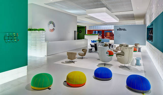 <strong>青木昭夫がリポートする「2013年サローネビューイング」</strong>　「VITRA（ヴィトラ）」ドイツ製のプラスチックボックスを4mほど積み上げ、ターコイズブルー、スモークオレンジ、モスグリーン、アイスブルーなどで分けられたスタイリングブースが差し込まれる斬新な空間構成。Photo by Eduardo Perez