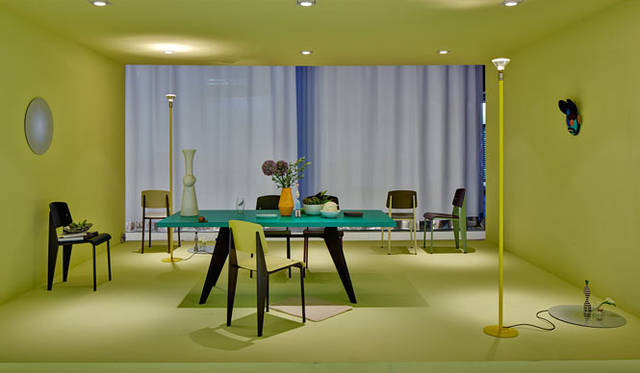 <strong>青木昭夫がリポートする「2013年サローネビューイング」</strong>　「VITRA（ヴィトラ）」ジャン•プルーヴェのテーブルやチェアもヘラ・ヨンゲリウスのカラーディレクションによってあたらしい印象に。Photo by Eduardo Perez