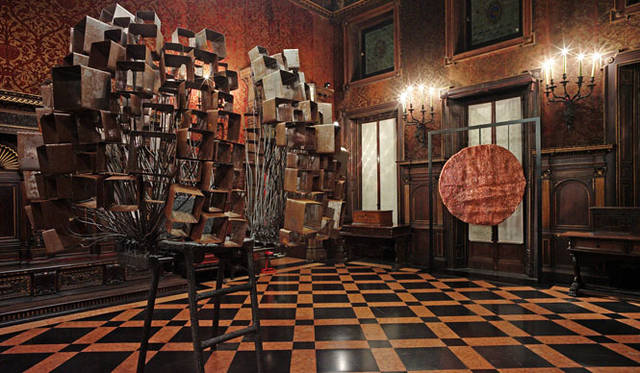 <strong>青木昭夫がリポートする「2013年サローネビューイング」</strong>　「Museo Bagatti Valsecchi（バガッティ・バルセッキ博物館）」で発表されたナチョ・カーボネルの新作Medium Memoralia。ロッサーナ・オルランディによるキュレーション