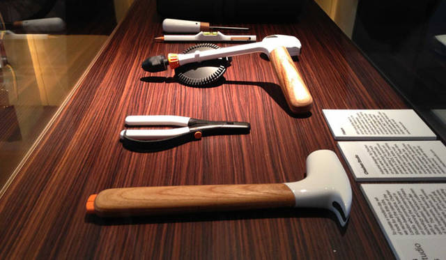 <strong>青木昭夫がリポートする「2013年サローネビューイング」</strong>　「Wallpaper* Handmade」コーハンスタジオとフィンランドの伝統的なはさみメーカー、フィスカーズがコラボレーションし、インテリアとしても美しい工具シリーズを発表した