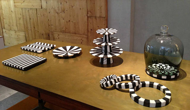 <strong>青木昭夫がリポートする「2013年サローネビューイング」</strong>　「Wallpaper* Handmade」ベダン・グレイが石の加工メーカーであるLapicidaのためにデザインした。ホワイトとブラックの2色の大理石で構成されたグラフィカルな卓上アイテムシリーズ