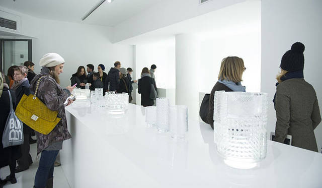 <strong>青木昭夫がリポートする「2013年サローネビューイング」</strong>　「nendo」モンドリアングラスの伝統的なカッティング技法をそのまま用い、パッチワークのように製造後切り取って貼り付けた硝子製品としてかつてない手法で仕上げた花瓶を発表した。Photo by Joakim Blockstrom