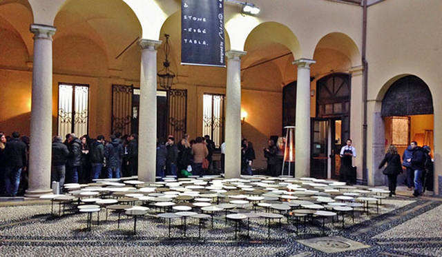<strong>青木昭夫がリポートする「2013年サローネビューイング」</strong>　「nendo」CaesarstoneのテーブルJapanese Stone Gardenを使ったインスタレーション。