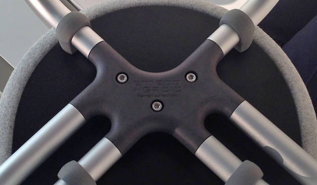 <strong>青木昭夫がリポートする「2013年サローネビューイング」</strong>　「EMECO」座面裏の一体成形によるアルミの削りだしがモノの完成度を上げた