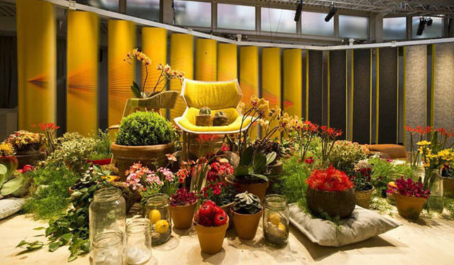 <strong>青木昭夫がリポートする「2013年サローネビューイング」</strong>　「moroso」大小さまざまな花や緑に囲まれ、新作チェアClarissa Hoodがその植物の一部のように展示されていた