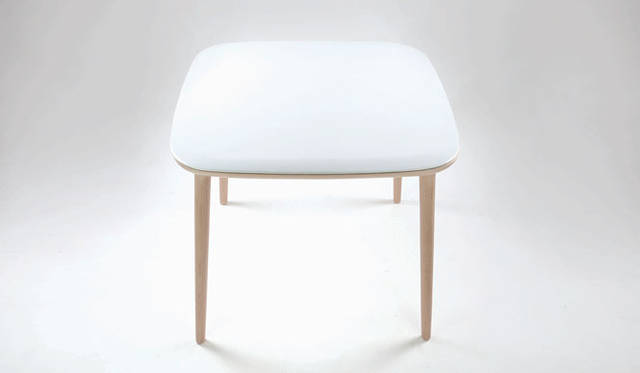 <strong>青木昭夫がリポートする「2013年サローネビューイング」</strong>　「PINWU（ピンウー）」磁器の天板にほどこされた艶やかな釉薬が美しいテーブル